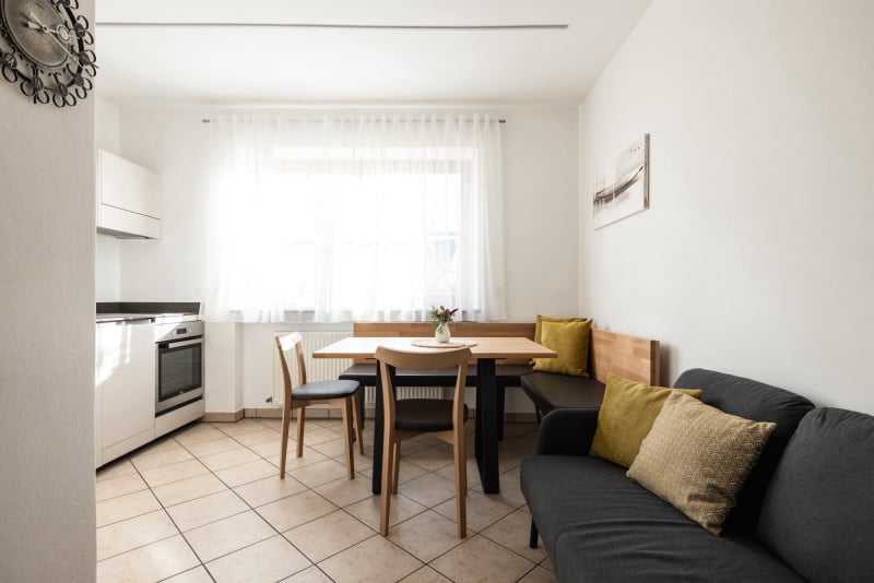 Küche mit Tisch - Ferienwohnung Cabernet