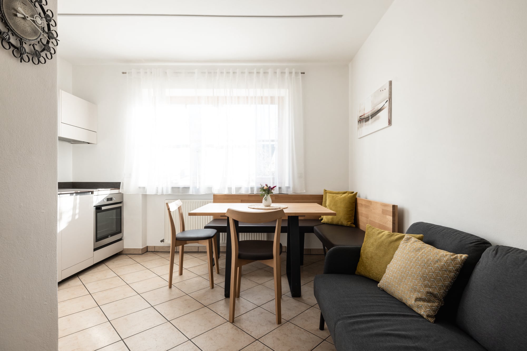 Küche mit Tisch - Ferienwohnung Cabernet