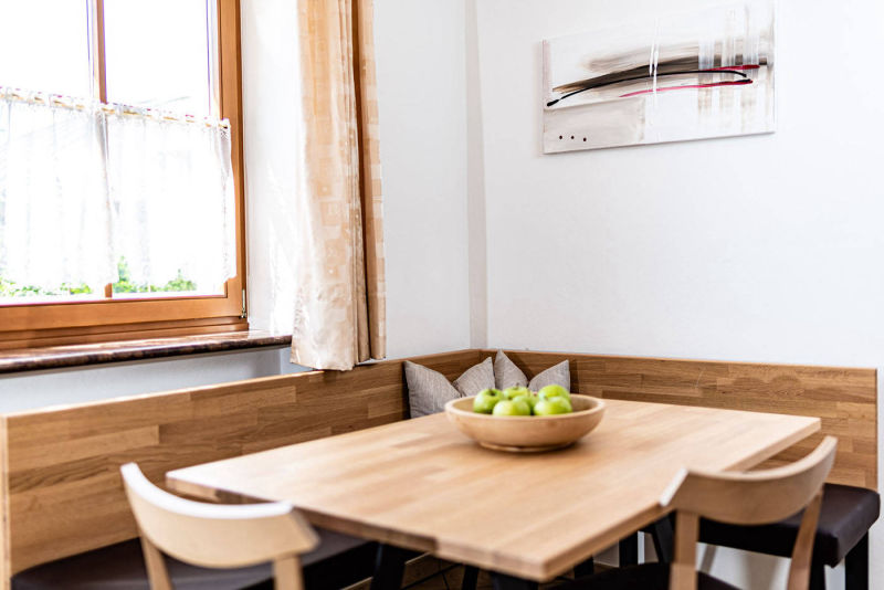 Küche mit Tisch - Ferienwohnung Cabernet