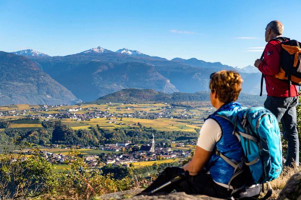 Wandern und Radfahren in der weiten Landschaft Südtirols Süden